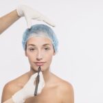 Kvinna på skönhetsklinik